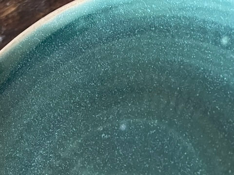 Plat de présentation vert tacheté