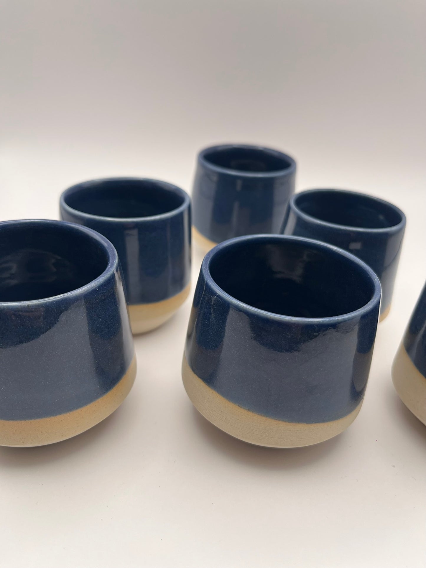 Tasse angulaire bleu nuit