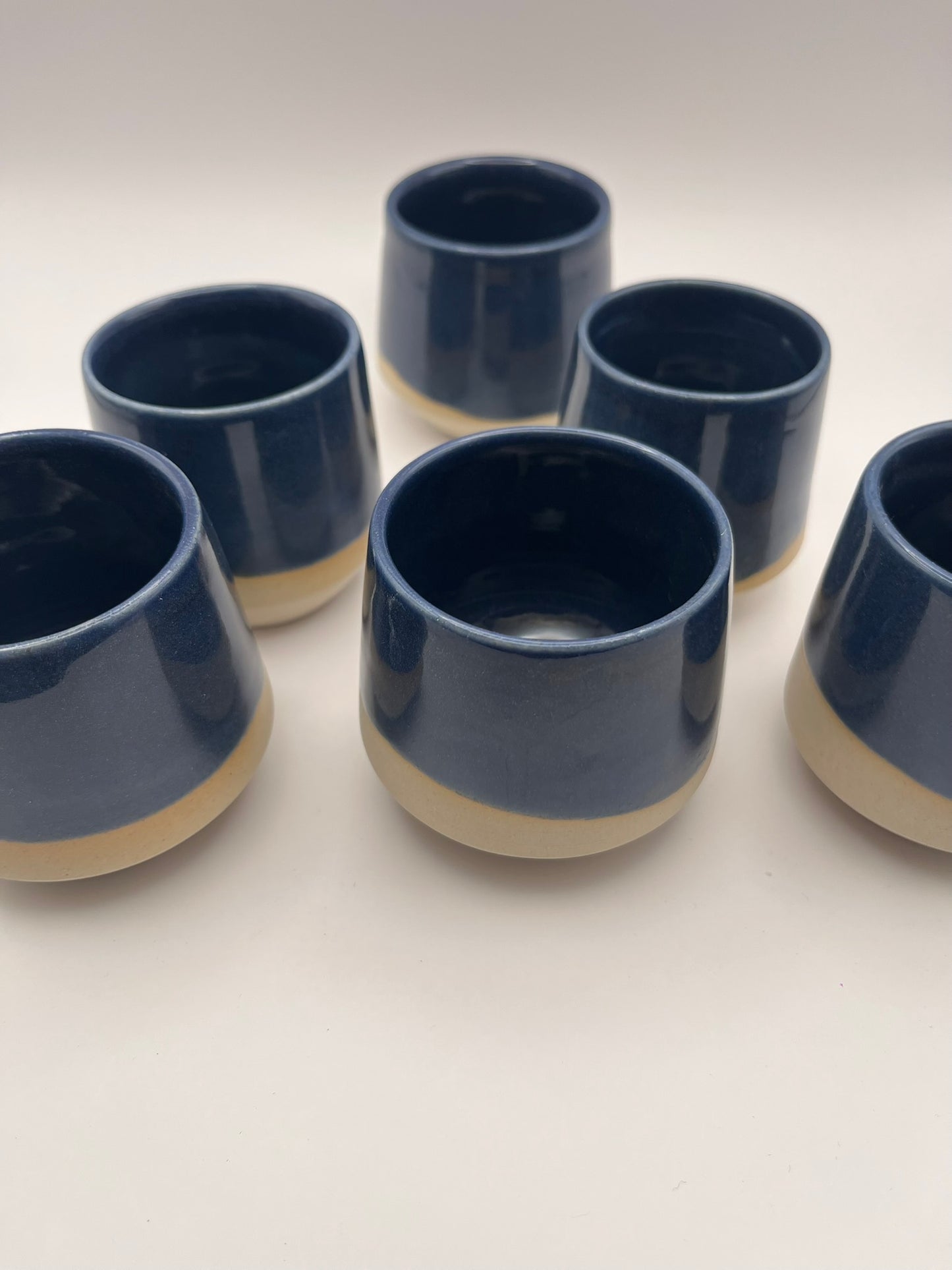 Tasse angulaire bleu nuit
