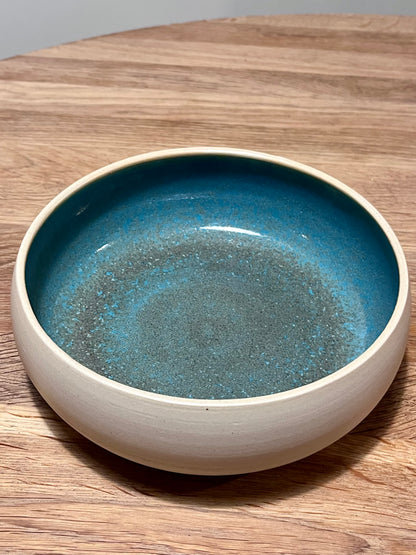 Coupe turquoise tacheté de noir