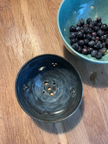 ceramique-artisanale-passoire-bleu-milo-faits-main-paris