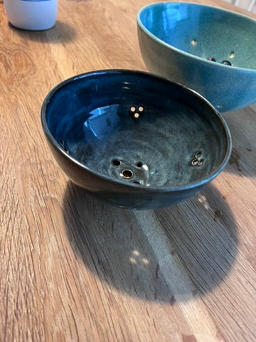 ceramique-artisanale-passoire-bleu-milo-faits-main-paris