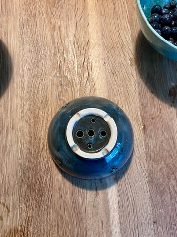 ceramique-artisanale-passoire-bleu-milo-faits-main-paris